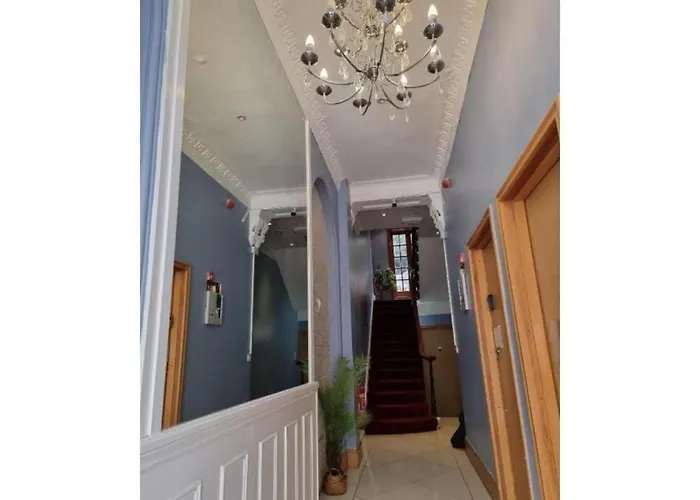 F204-Compact 2Nd Flr Studio Fits 2-Near Hyde Park