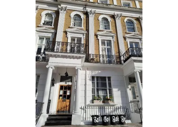 F204-Compact 2Nd Flr Studio Fits 2-Near Hyde Park